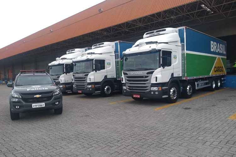 CaminhÃµes escoltados por carro da polÃ­cia