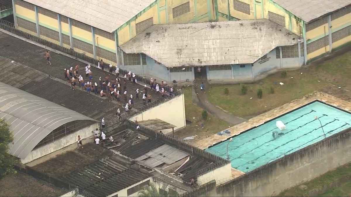 Imagens mostram jovens com os rostos cobertos por camisetas brancas no telhado do pavilhÃ£o