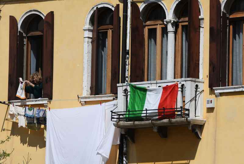 Janela com bandeira italiana