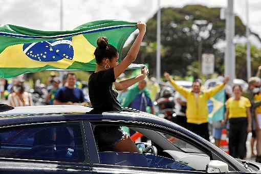 Em BrasÃ­lia, manifestantes passaram pelo Eixo Monumental e se concentraram em frente ao QG do ExÃ©rcito