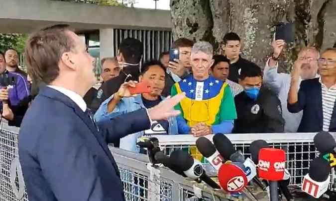 Bolsonaro na saÃ­da do Alvorada fala com a imprensa