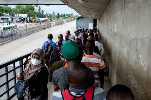 As pessoas andam em uma ponte de pedestres sem aderir Ã s regras de distanciamento social, apesar dos casos confirmados de coronavÃ­rus Covid-19 em Dar es Salaam, na TanzÃ¢nia.