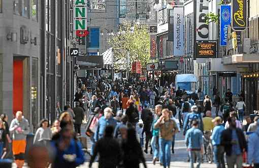 Movimento em rua comercial da cidade alemÃ£ de Dortmund no dia em que pequenas lojas retomaram as atividades