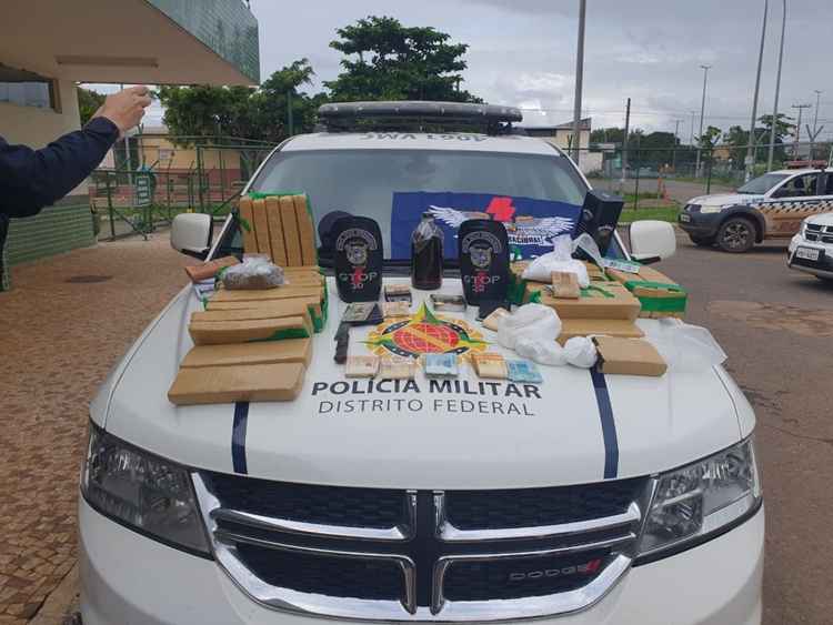 Os militares encontraram maconha, cocaÃ­na, muniÃ§Ãµes de arma de fogo calibre 32, alÃ©m de R$ 10 mil