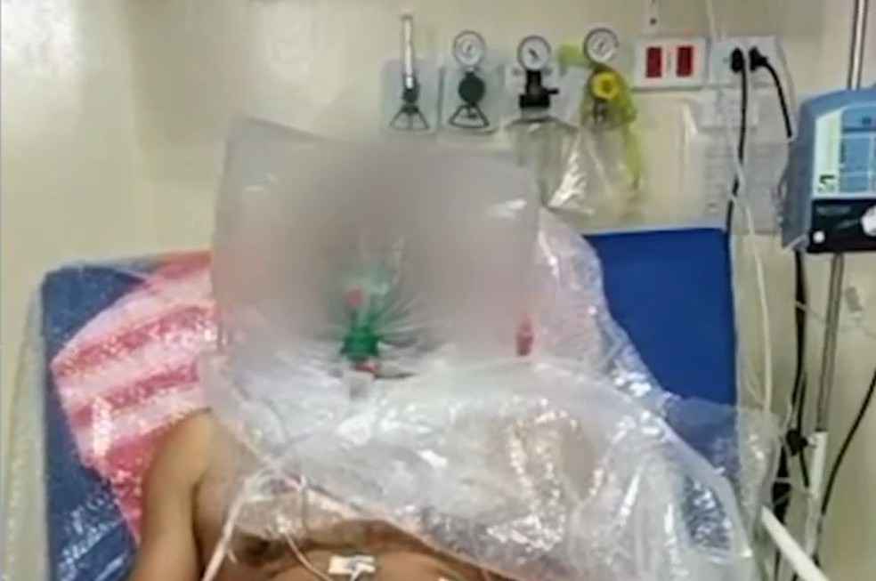 VÃ­deo mostra paciente que aguardava vaga em UTI de hospital do AM respirando com saco plÃ¡stico improvisado por mÃ©dicos