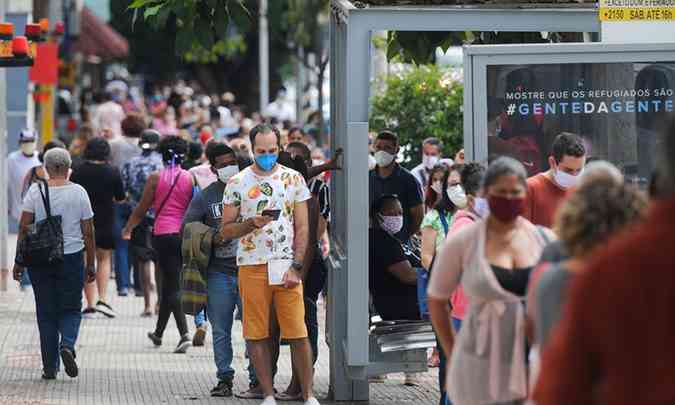 Fila da FarmÃ¡cia Popular na manhÃ£ desta quarta-feira (22)