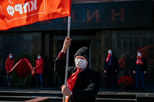 Os partidÃ¡rios do Partido Comunista Russo participam de uma cerimÃ´nia de colocaÃ§Ã£o de flores no MausolÃ©u de Lenin na PraÃ§a Vermelha, em Moscou, nesta quarta-feira (22/4).