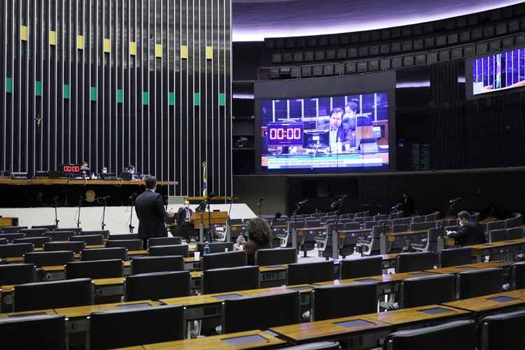 A aprovaÃ§Ã£o foi simbÃ³lica, sem a contagem de votos. Deputados devem votar agora os destaques, pedidos de alteraÃ§Ã£o, ao text