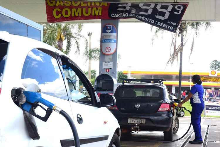 PreÃ§o mÃ©dio do litro de gasolina em BrasÃ­lia era de R$ 4,55, em 1Âº de marÃ§o. Hoje, Ã© possÃ­vel encontrar o combustÃ­vel a R$ 3,29