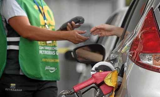 PreÃ§o mÃ©dio do litro de gasolina em BrasÃ­lia era de R$ 4,55, em 1Âº de marÃ§o. Hoje, Ã© possÃ­vel encontrar o combustÃ­vel a R$ 3,29