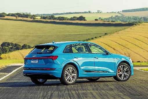 e-tron Ã© o primeiro veÃ­culo 100% elÃ©trico da Audi. AlÃ©m de um design moderno, ele tem DNA esportivo e emissÃ£o zero de CO2