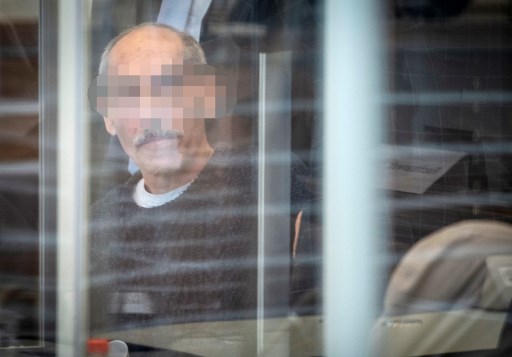 O rÃ©u sÃ­rio Anwar Raslan, 57, chega Ã  corte para um julgamento sem precedentes de tortura patrocinada pelo Estado na SÃ­ria, em 23 de abril de 2020 na corte em Koblenz, oeste da Alemanha.