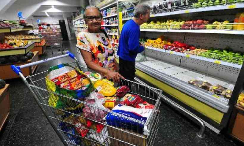 Com a queda no salÃ¡rios, brasileiros passaram a economizar de todo jeito, inclusive nos supermercados