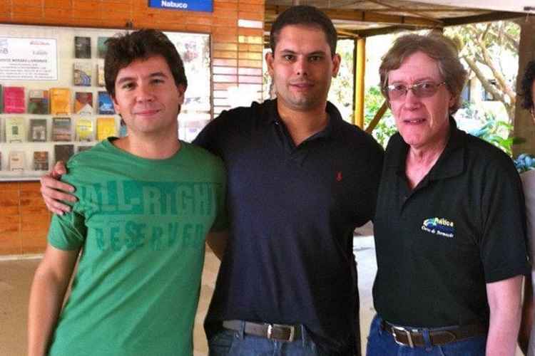 Groth (Ã  direita) com Juliano Benvindo (doutor pela UnB e Humboldt) e o aluno Gustavo Rabay (ao centro)