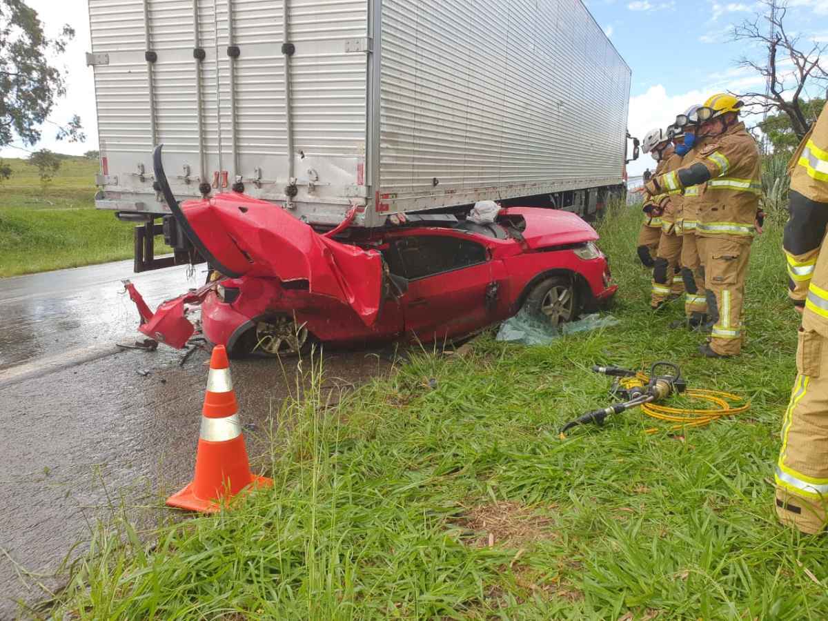 De acordo com o Corpo de Bombeiros Militar do Distrito Federal, o deputado federal Rubens Otoni (PT/GO) que dirigia um Voyage branco, saiu da pista e capotou, no sentido DF