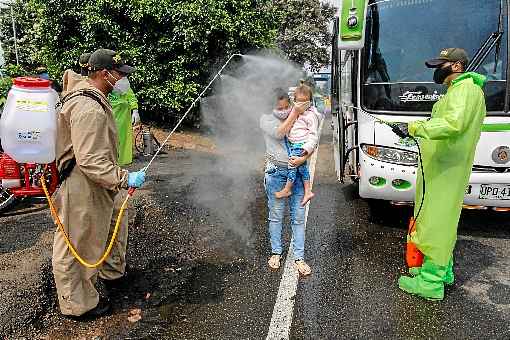 Policiais venezuelanos desinfetam mÃ£e e crianÃ§a vindos da ColÃ´mbia