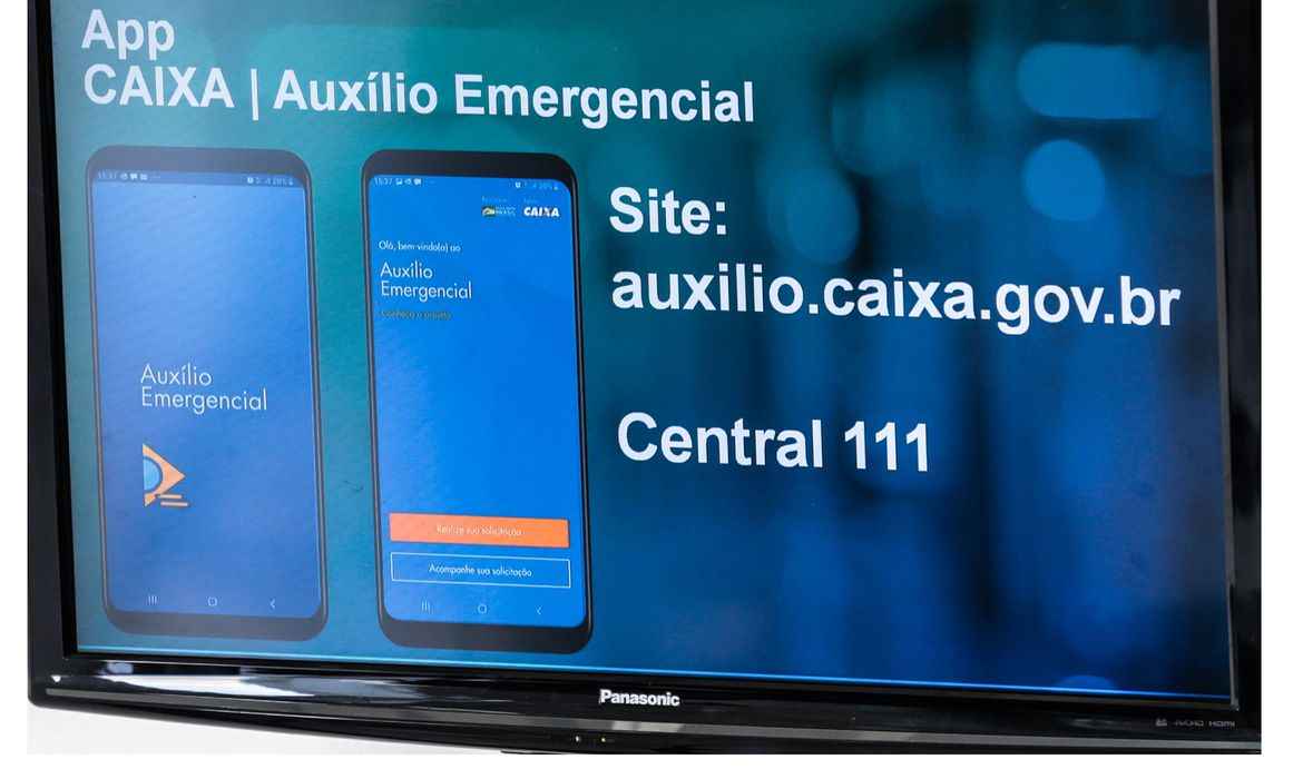 Computador aberto com a tela do site da caixa