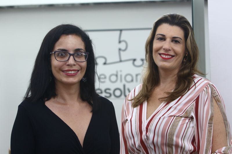 Mara Xavier de Almeida (loira) e Analice Cabral Costa Andrade, sÃ£o mediadoras e durante a pandemia estÃ£o atendendo de graÃ§a a mediaÃ§Ã£o de problemas de vizinhanÃ§a.