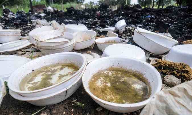 Embalagens de comida se acumulam em lote atrÃ¡s da penitenciÃ¡ria