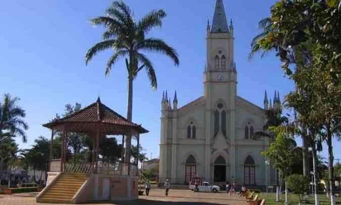 O homem, de 62 anos, estÃ¡ internado no Hospital Eduardo de Menezes, em Belo Horizonte. MunicÃ­pio desiste de flexibilizar comÃ©rcio