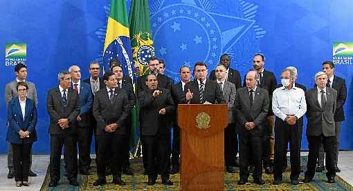 O presidente discursou diante dos ministros e de apoiadores: grave crise em meio Ã  pandemia de coronavÃ­rus