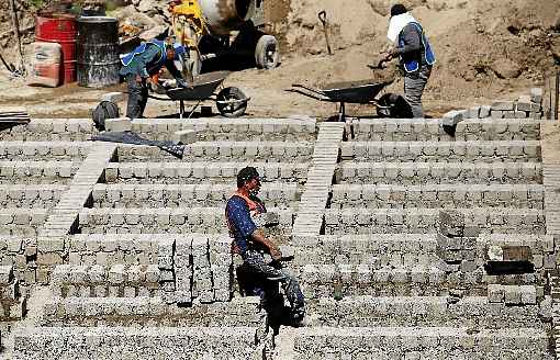 Trabalhadores preparam covas em cemitÃ©rio na cidade de Guadalajara: mais de mil Ã³bitos por Covid-19