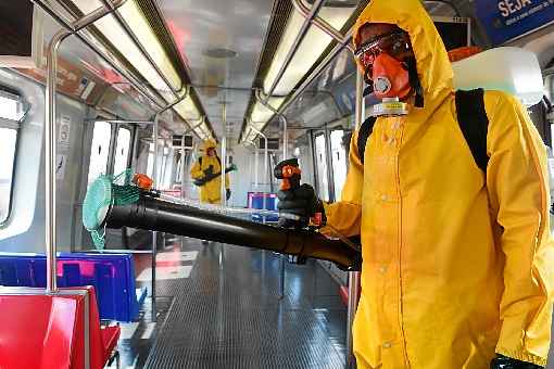 PrevenÃ§Ã£o ao novo coronavÃ­rus: equipes higienizam trem da Companhia do Metropolitano do Distrito Federal durante segundo ciclo de desinfecÃ§Ã£o no meio de transporte