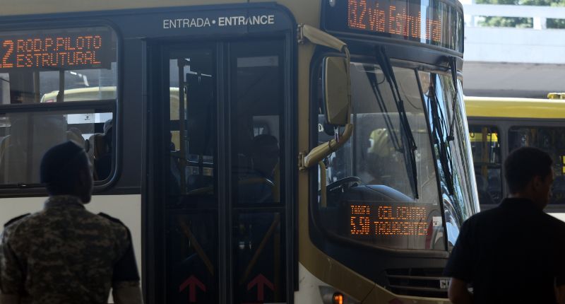 foto mostra Ã´nibus em plataforma da rodoviÃ¡ria