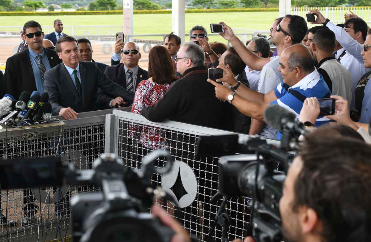 Segundo seguranÃ§as que guardam o local, o motivo Ã© a ausÃªncia de qualquer previsÃ£o de o presidente falar, o que de fato nÃ£o aconteceu ao longo do sÃ¡bado