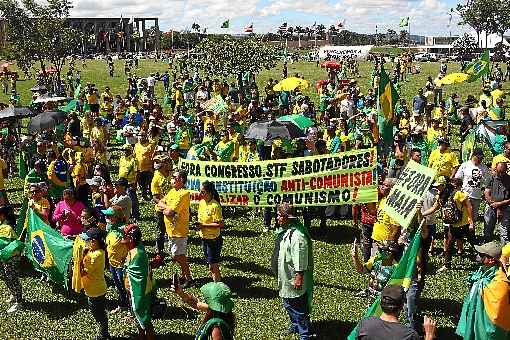 Manifestantes levaram faixas com crÃ­ticas ao Supremo e a presidente da CÃ¢mara