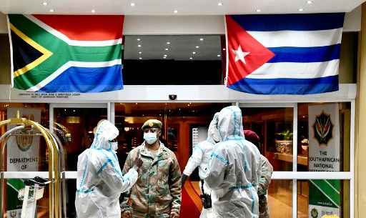 Especialistas em saÃºde cubanos que chegam Ã  Base da ForÃ§a AÃ©rea de Waterkloof, em PretÃ³ria, na Ãfrica do Sul, para apoiar os esforÃ§os para conter a propagaÃ§Ã£o do coronavÃ­rus Covid-19.