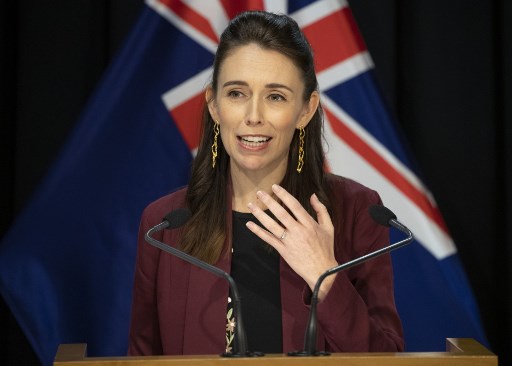 A primeira-ministra da Nova ZelÃ¢ndia, Jacinda Ardern, informa a mÃ­dia sobre o coronavÃ­rus Covid-19 no Parlamento em Wellington em 27 de abril de 2020.