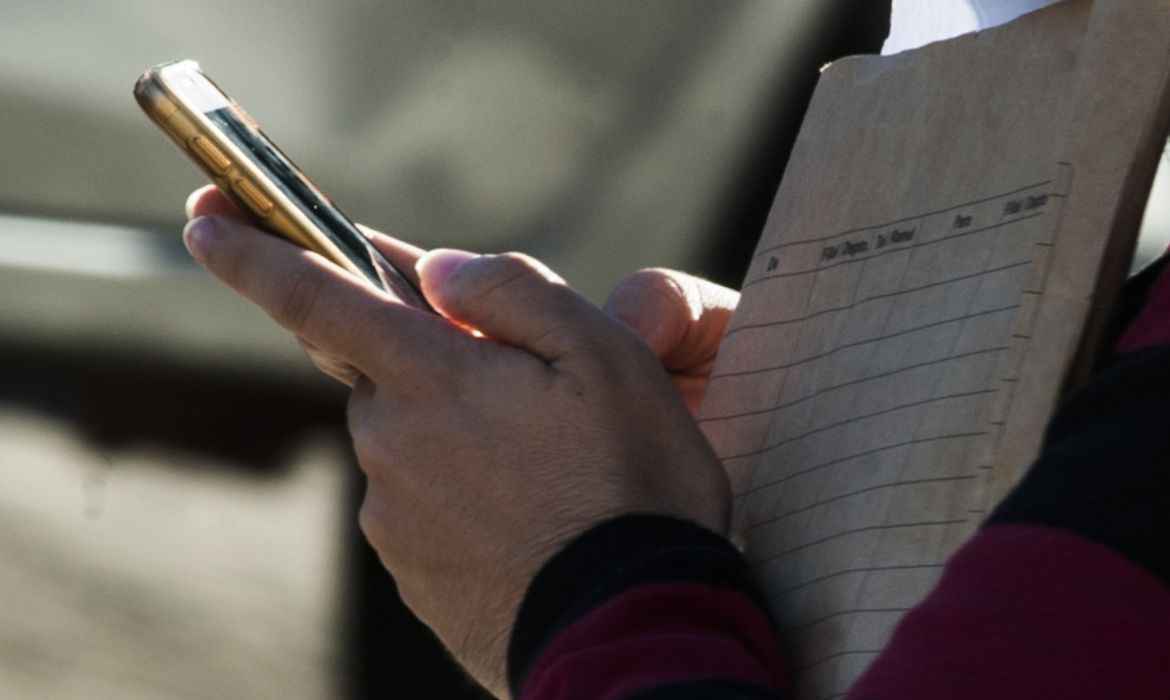 MÃ£os segurando celular