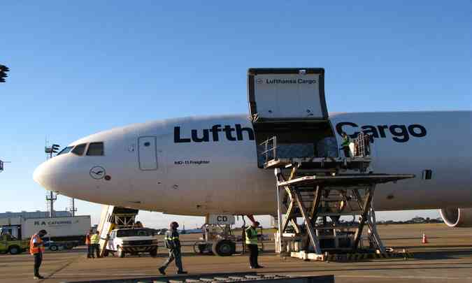 Carga de vacinas chegou em um voo operado pela Lufthansa Cargas, oriundo da Alemanha