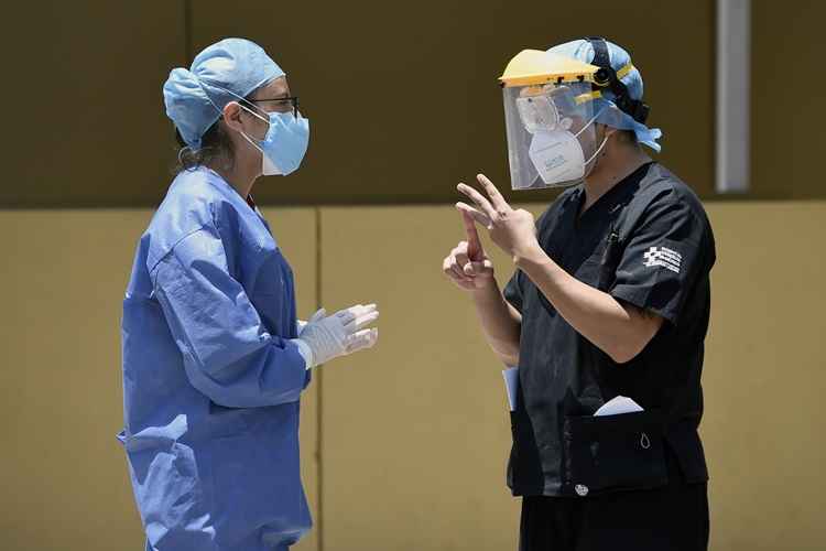 Nos Estados Unidos como um todo, de acordo com o Centro de Controle de Doenças (CDC, na sigla em inglês), foram mais 29.259 infecções pelo novo coronavÃrus confirmadas nas últimas 24 horas, o que elevou o total para 957.875