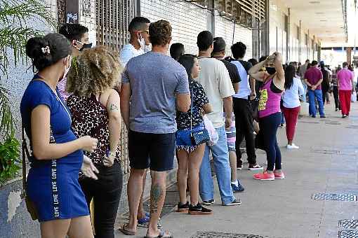 Fila em agÃªncia da Caixa, em Taguatinga, para receber o auxÃ­lio emergencial. Pasta de Onyx Lorenzoni nÃ£o deu previsÃ£o de quando o benefÃ­cio sai