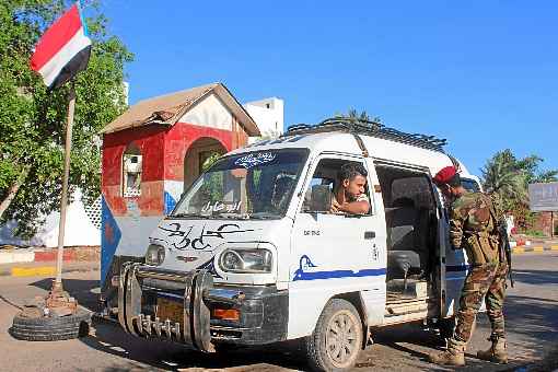 Separatista do Conselho de TransiÃ§Ã£o do Sul vistoria van em posto de controle montado na cidade de Ãden