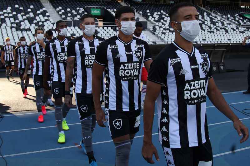 Equipe do Botafogo entra em campo, de mÃ¡scara, em 15 de marÃ§o: plano para liberar jogos sem torcida