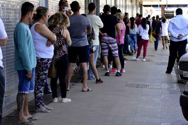 Fila em agÃªncia da Caixa, em Taguatinga, para receber o auxÃ­lio emergencial. Pasta de Onyx Lorenzoni nÃ£o deu previsÃ£o de quando o benefÃ­cio sai