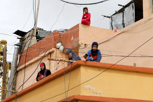 Pessoas em uma varanda.