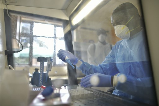 Homem em laboratÃ³rio no Kenya.