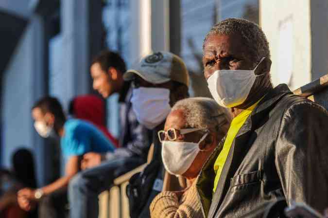 Na madrugada desta terÃ§a (28), moradores da cidade da RMBH relataram que a aglomeraÃ§Ã£o comeÃ§ou a se formar na tarde de segunda (27); renda bÃ¡sica emergencial Ã© a principal demanda do pÃºblico