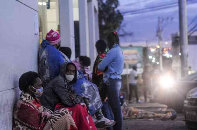 Na madrugada desta terÃ§a (28), moradores da cidade da RMBH relataram que a aglomeraÃ§Ã£o comeÃ§ou a se formar na tarde de segunda (27); renda bÃ¡sica emergencial Ã© a principal demanda do pÃºblico