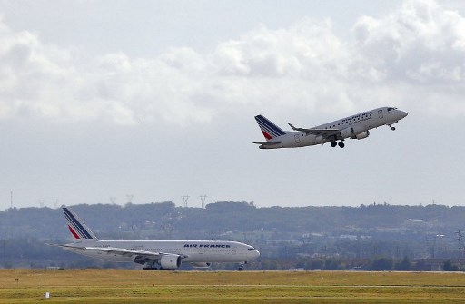 Dois aviÃµes, um subindo e outro pousado.