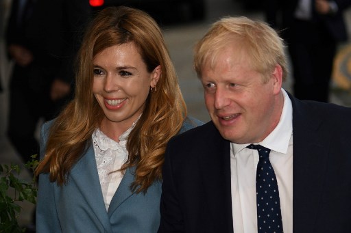 O primeiro-ministro britÃ¢nico, Boris Johnson, com sua noiva Carrie Symonds.