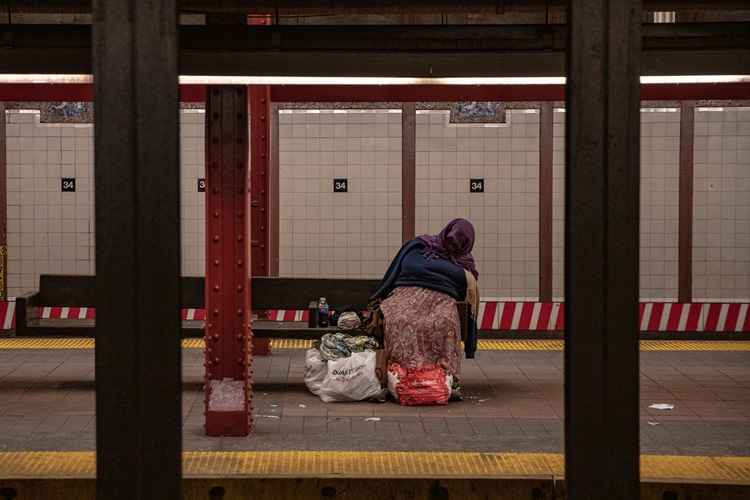 Um vÃ­deo filmado por um motorista do metrÃ´ na cidade e divulgado pelo jornal New York Post mostra moradores de rua dormindo em quase todos os vagÃµes, alguns carregando sacolas plÃ¡sticas, malas e caixas cheias de pertences