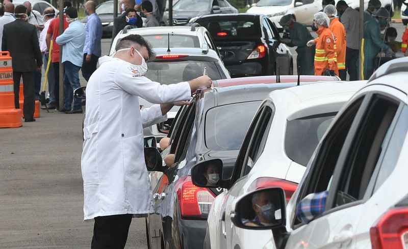 Testes em drive thru acontecem em dez pontos do DF