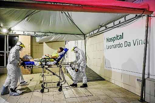 Chegada de paciente com Covid-19 em hospital de Fortaleza; mesmo apÃ³s abertura de leitos, CearÃ¡ tem 77% das vagas em UTI ocupadas