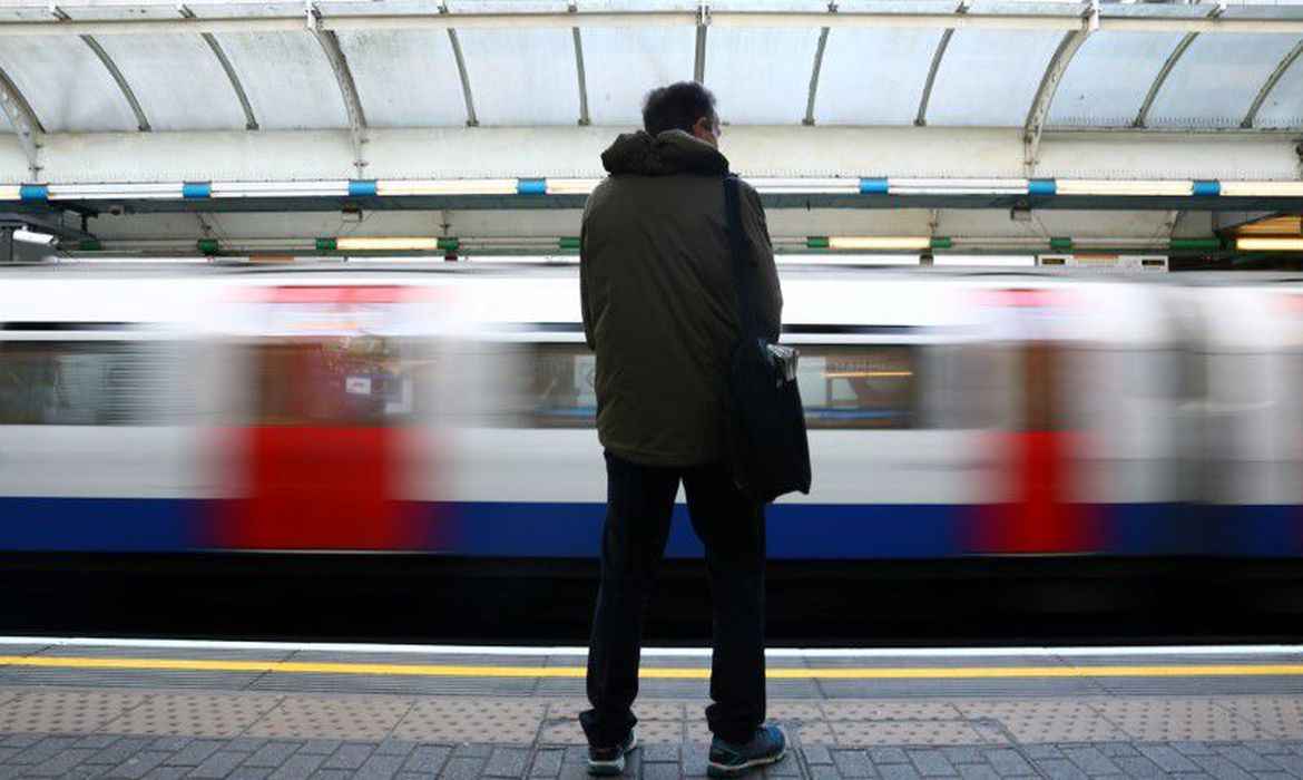 Homem de costas em estaÃ§Ã£o de metro