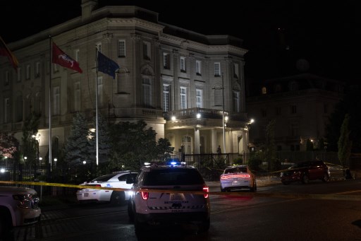 A polÃ­cia investiga a cena em que um atirador abriu fogo contra a Embaixada de Cuba em 30 de abril de 2020 em Washington, DC.